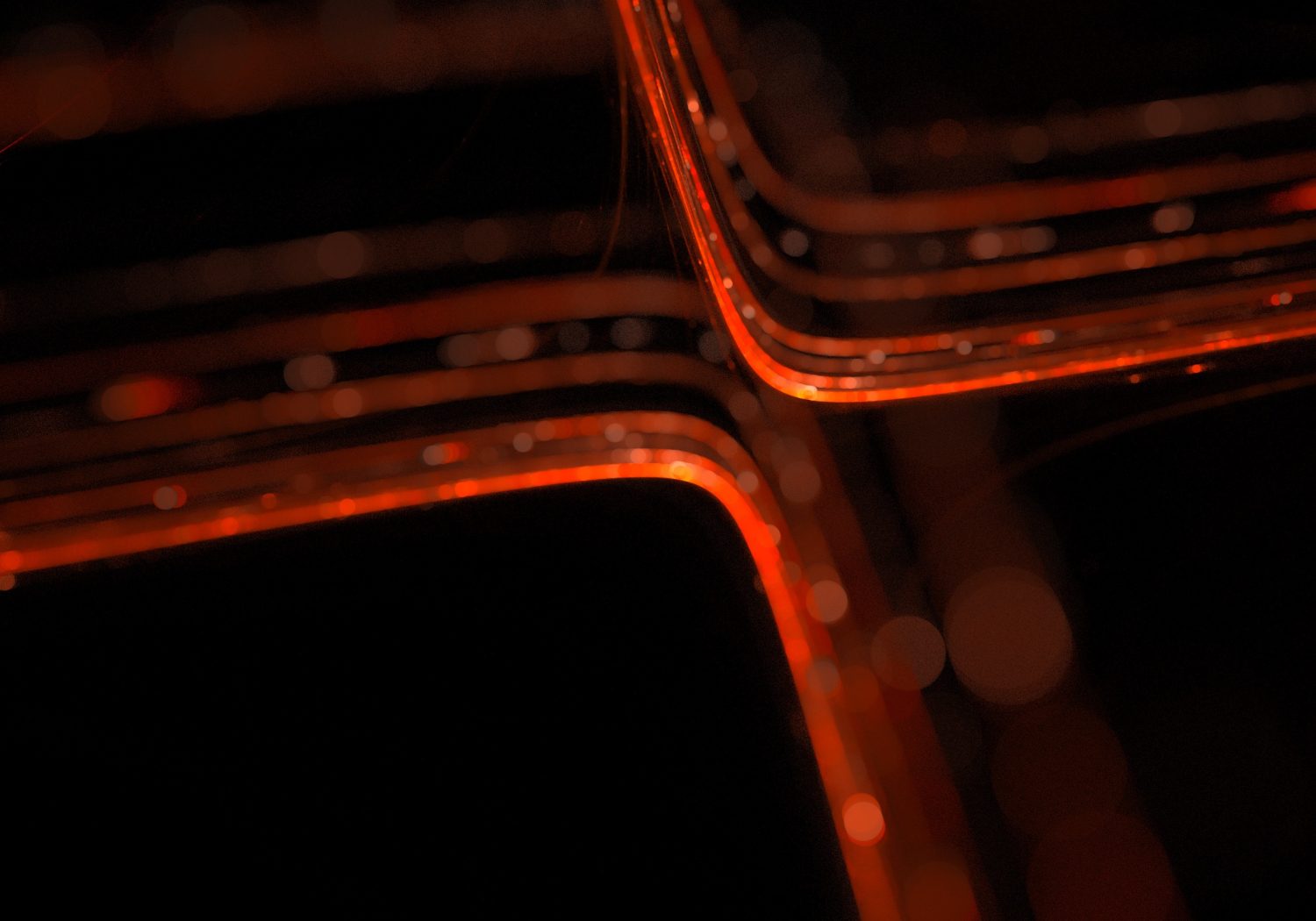 Fasci di luce arancio su fondo scuro
