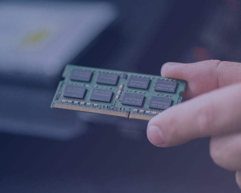 Banco di memoria RAM tenuto in mano