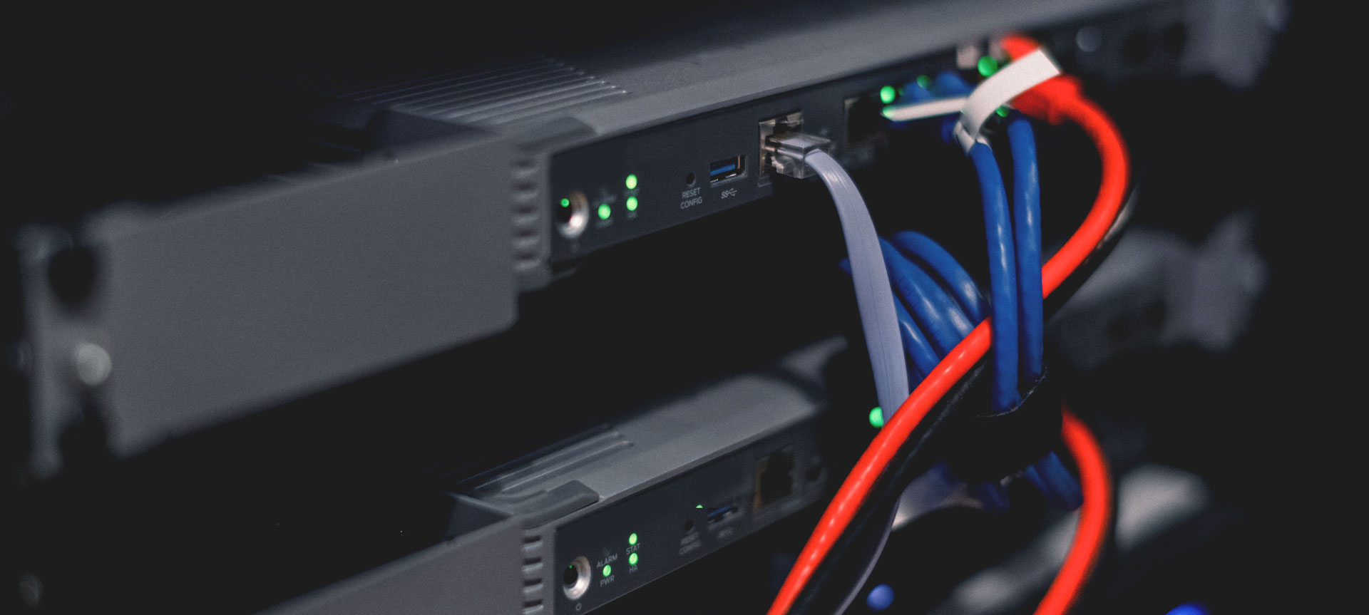 Apparati di rete in rack con cavi collegati