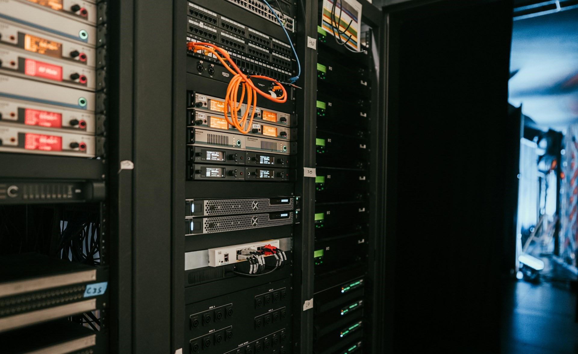 Rack di server con cavi di rete arancio